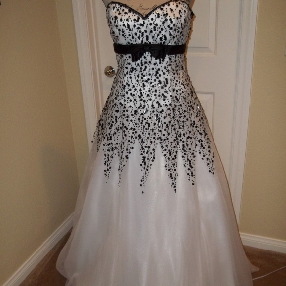 Alyce Designs Dresses & Skirts - ALYCE DESIGNS W&B PROM/FORMAL BALL GOWN SIZE 6